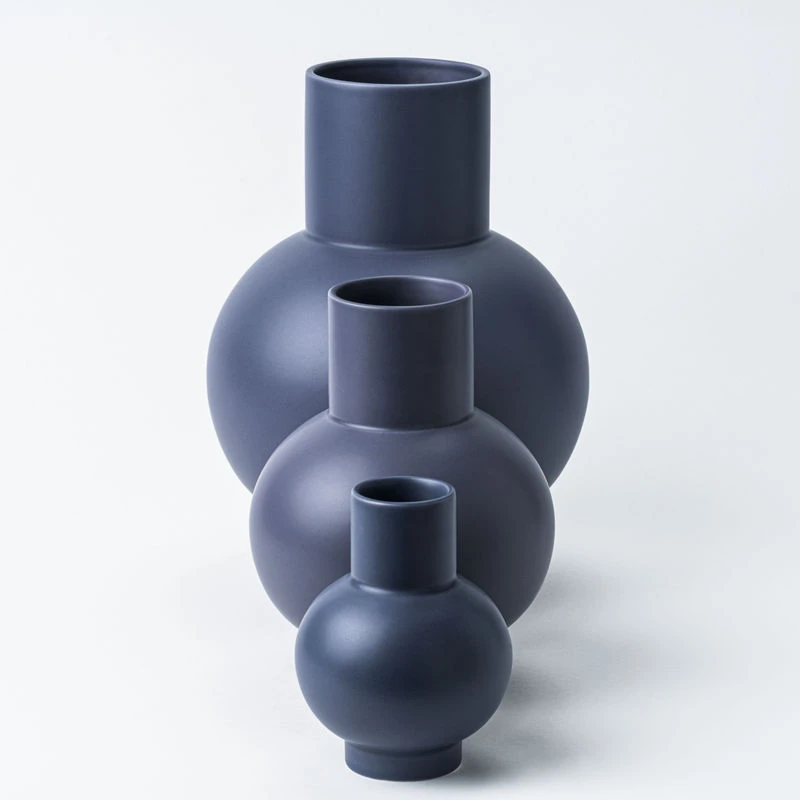 Strøm Small Vase - / H 16 Cm - Handmade Ceramic - Raawii - Image 3